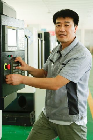 王校春，先后获得全国技术能手、全国杰出青年岗位能手、全国知识型先进职工标兵、山东省技工院校优秀教师、山东省首席技师、富民兴鲁劳动奖章等荣誉称号。获得首届中国兵器工业技能大赛加工中心组第一名,全国数控技能大赛全国决赛第二名，山东省技能大赛第一名。指导多名学生获得全国技能大赛前五名，省级技能大赛第一名。