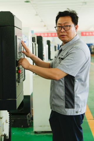 曲亚冰，先后获得全国技术能手、山东省首席技师等荣誉称号。在数控加工、CAD机械设计、3D打印等领域有深入研究。获得第三届全国数控技能大赛数控铣床职工组第三名，培养并指导多名学生获得国家一类、省级一类大赛一等奖。
