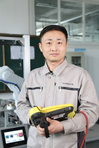 苏子民，山东省技师工作站领办人，泰山产业领军人才工作室领办人，全国五一劳动奖章获得者。先后荣获全国青年岗位能手、全国技术能手、山东省优秀教师、泰山产业领军人才等荣誉称号。获得第二届全国工业机器人技术应用技术技能大赛职工组第一名。