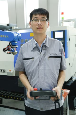 吴盛平，全国技术能手。获得第七届全国数控技能大赛数控机床装调维修工赛项一等奖，第二届全国智能制造应用技术技能大赛生产与管控赛项一等奖。指导学生参加全国技术技能大赛并获得一等奖。