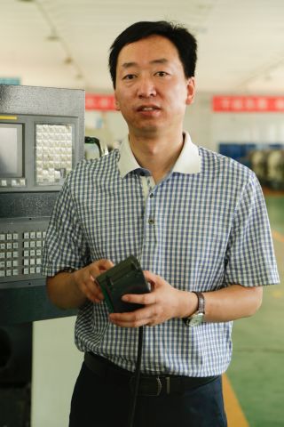 蔡文斌，先后获得全国技术能手、山东省有突出贡献的技师等荣誉称号。多次指导学生参加全国数控比赛并获全国决赛一等奖、全国优秀指导教练。