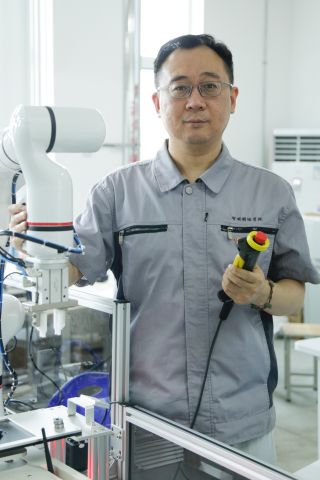 冯可铮，先后获得全国技术能手、山东省技术能手、山东省技工教育先进个人、富民兴鲁劳动奖章等荣誉称号。获得第二届全国智能制造应用技术技能大赛教师组第三名，指导学生参加全国技术技能大赛并获得学生组第一名。