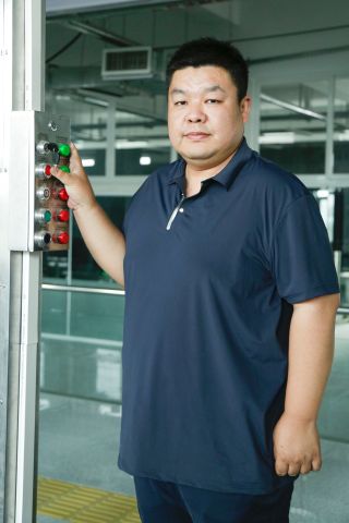 万礼超，先后荣获全国技术能手、山东省技术能手、山东省富民兴鲁劳动奖章等荣誉称号。城市轨道交通行车值班员国家级裁判，山东省技能竞赛优秀裁判、优秀指导教师。获得第二届全国智能制造应用技术技能大赛一等奖，指导国家级、省级技能竞赛取得一、二等奖10余项，主持或参与省级课题2项，院级课题5项，发表专业论文10余篇。