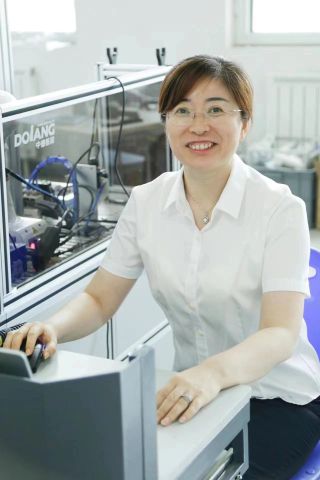 李霞，先后获得全国技术能手、山东省技术能手等荣誉称号。获得第二届全国人工智能应用技能大赛山东省选拔赛人工智能训练师赛项一等奖第一名，第二届全国人工智能应用技能大赛人工智能训练师国赛一等奖第二名。