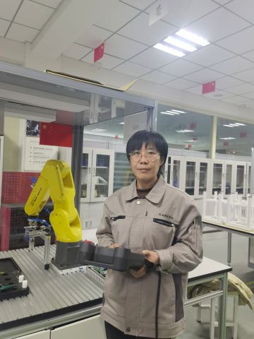 张丽，先后获得全国技术能手、山东省技术能手等荣誉称号。近几年多次参加制造类、教学类技能大赛并荣获：参加第一届全国服务型制造应用技术技能大赛全国决赛获数字化管理师赛项第1名；参加山东省“技能兴鲁”职业技能大赛山东省技工院校第一届思政教学能力大赛课程思政比赛第3名。