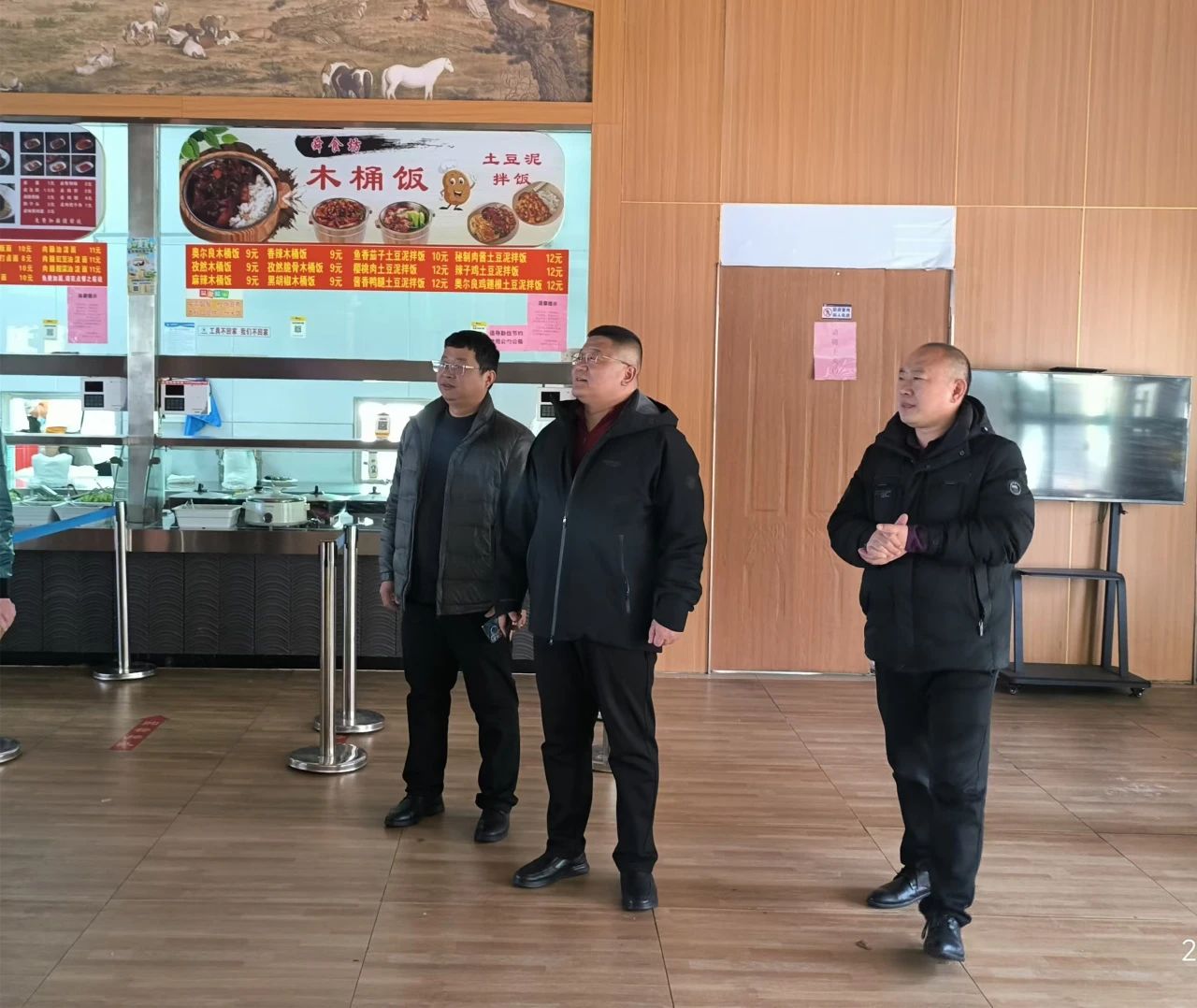 副院长李佳忠带队检查浴室、卫生所、餐厅